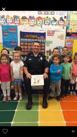 WPD Officers Read to Students