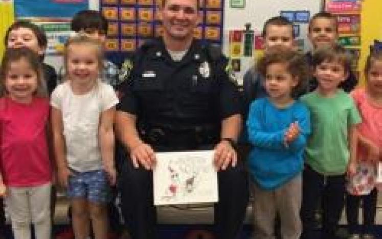 WPD Officers Read to Students